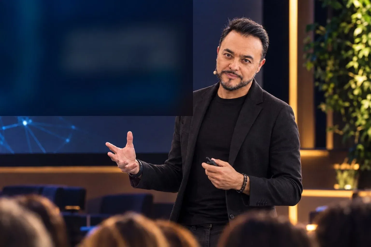 Arturo Ordorika hablando ante una sala, con la pantalla apagada detrás