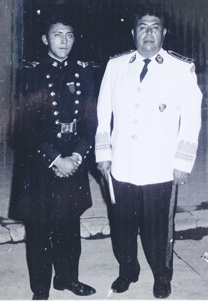 Fotografía en blanco y negro: el Capitán Zepeda joven, de uniforme de gala, junto a su padre, el General Arturo Zepeda