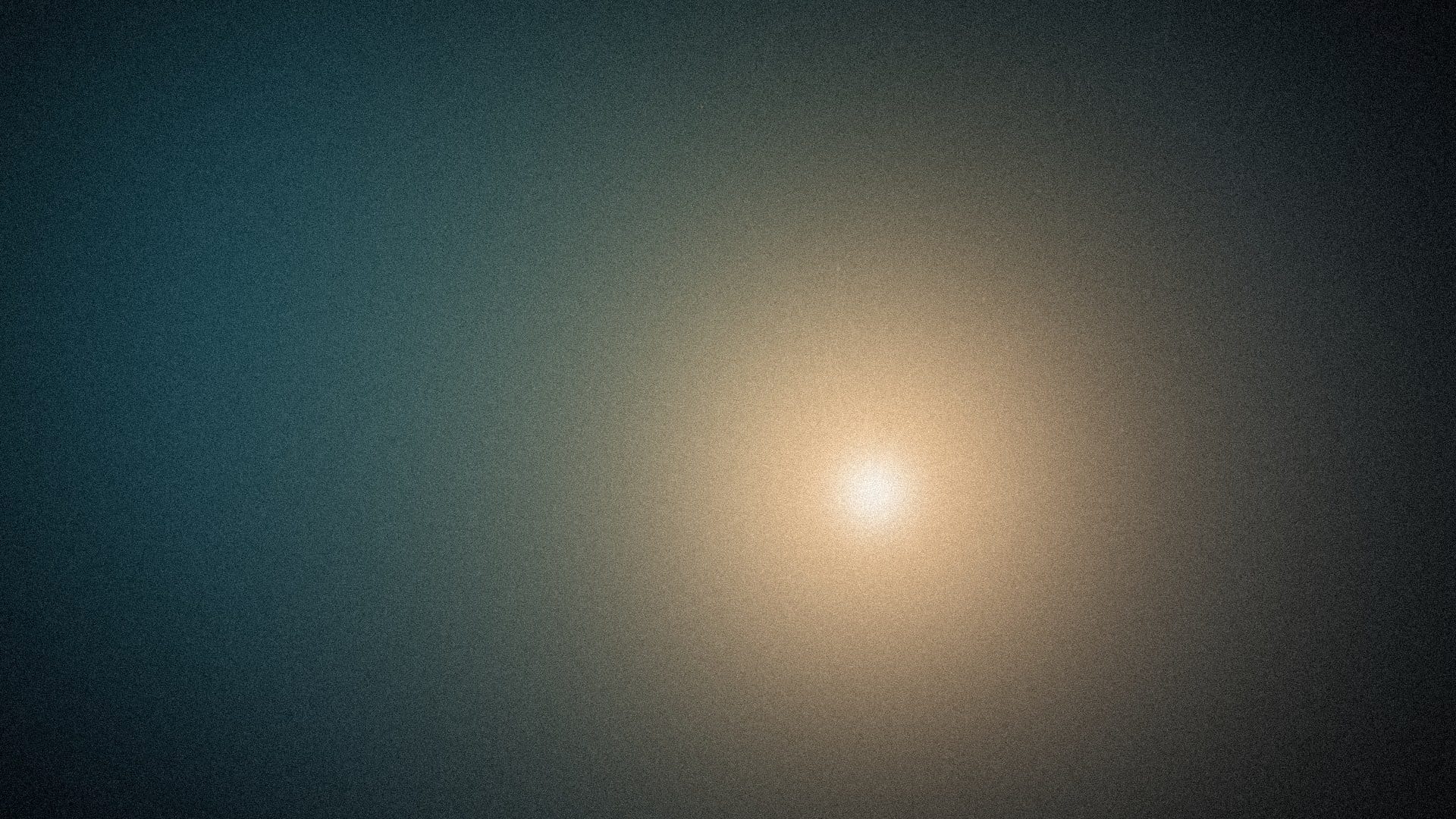 Resplandor cálido de oro en una madrugada abismal, con luz teal de luna sangrando por un costado
