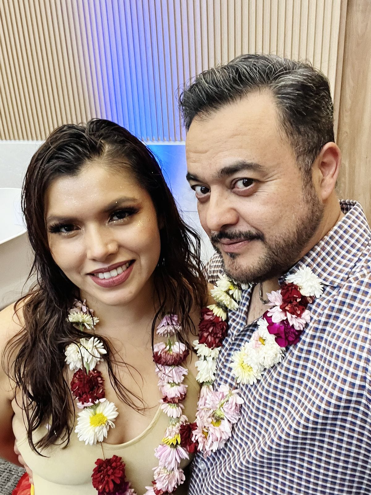 Ángeles Rodríguez y Arturo Ordorika, con collares de flores, después de una función de la gira