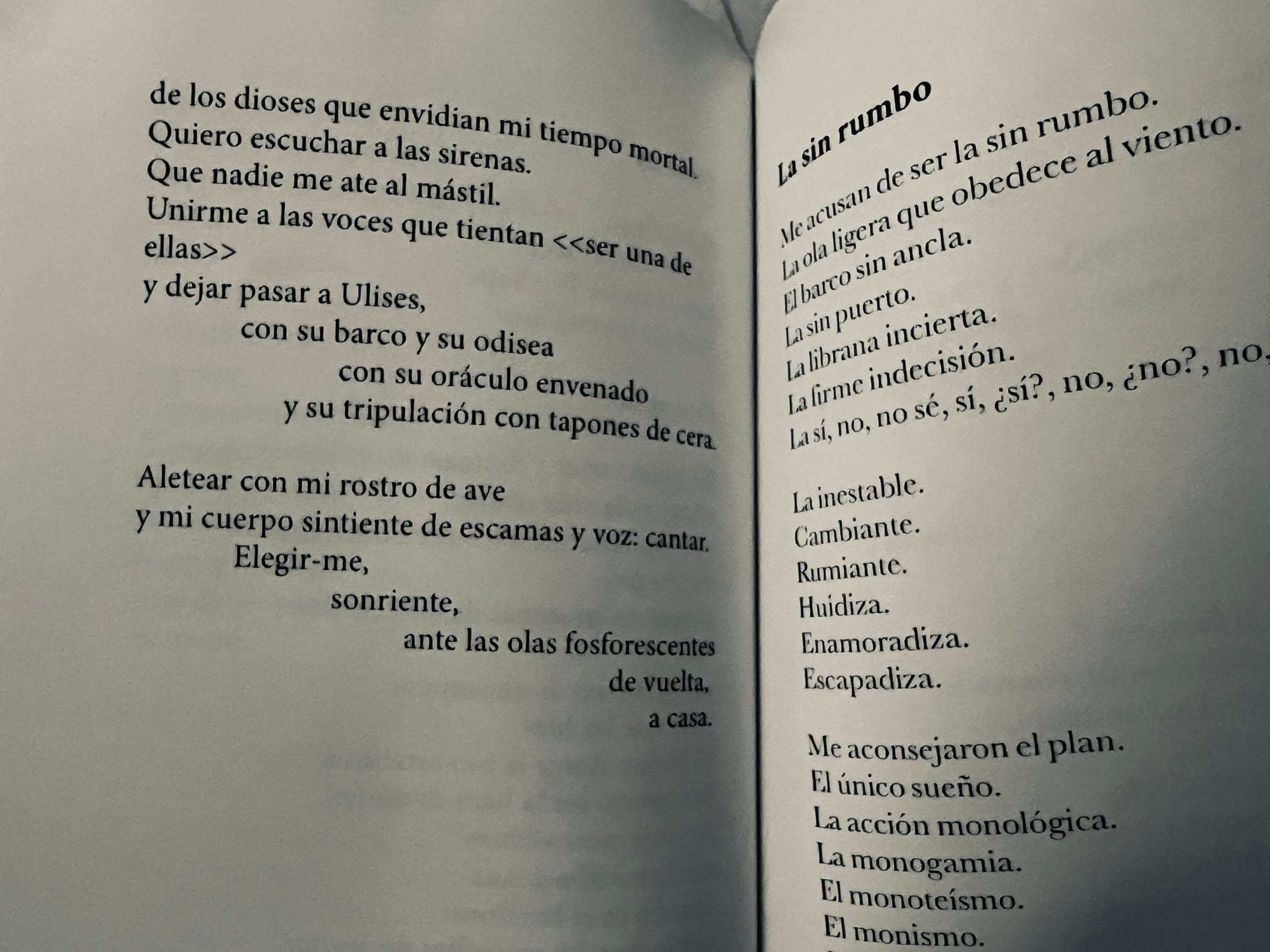El libro La sin rumbo abierto: a la izquierda el final del poema Sirenas, a la derecha el poema La sin rumbo