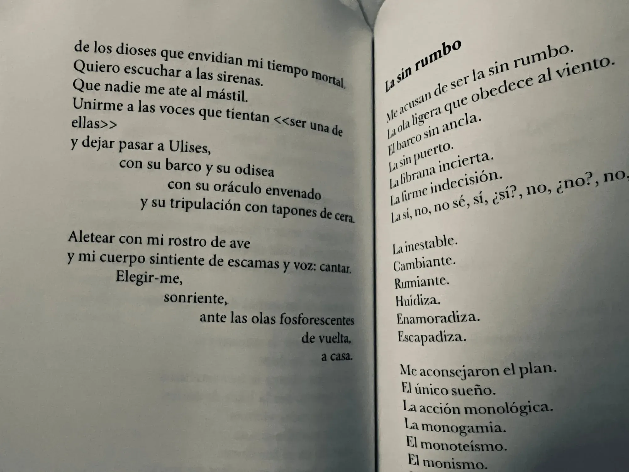 The book La sin rumbo open: on the left the end of the poem Sirenas, on the right the poem La sin rumbo